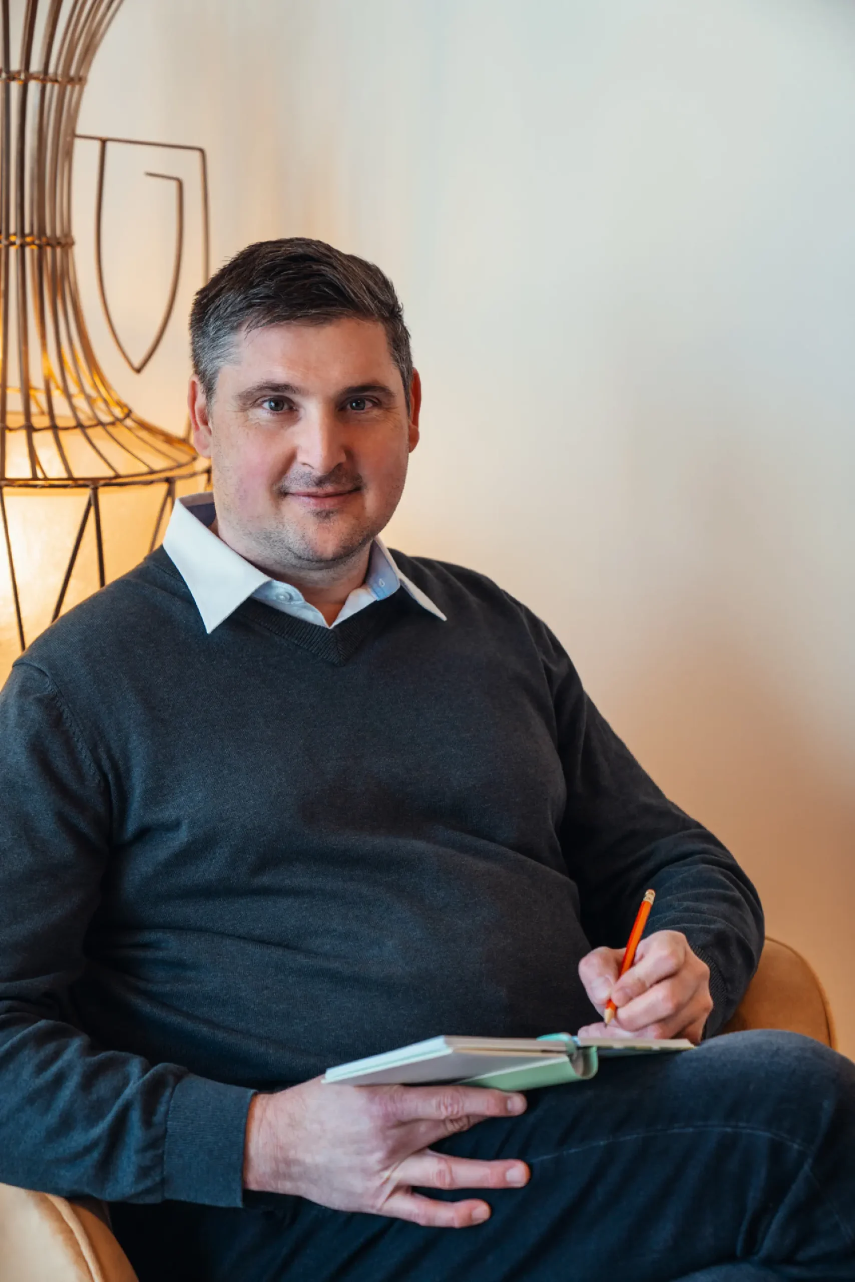 Alexander Tettinek in seiner Praxis beim Notizen machen