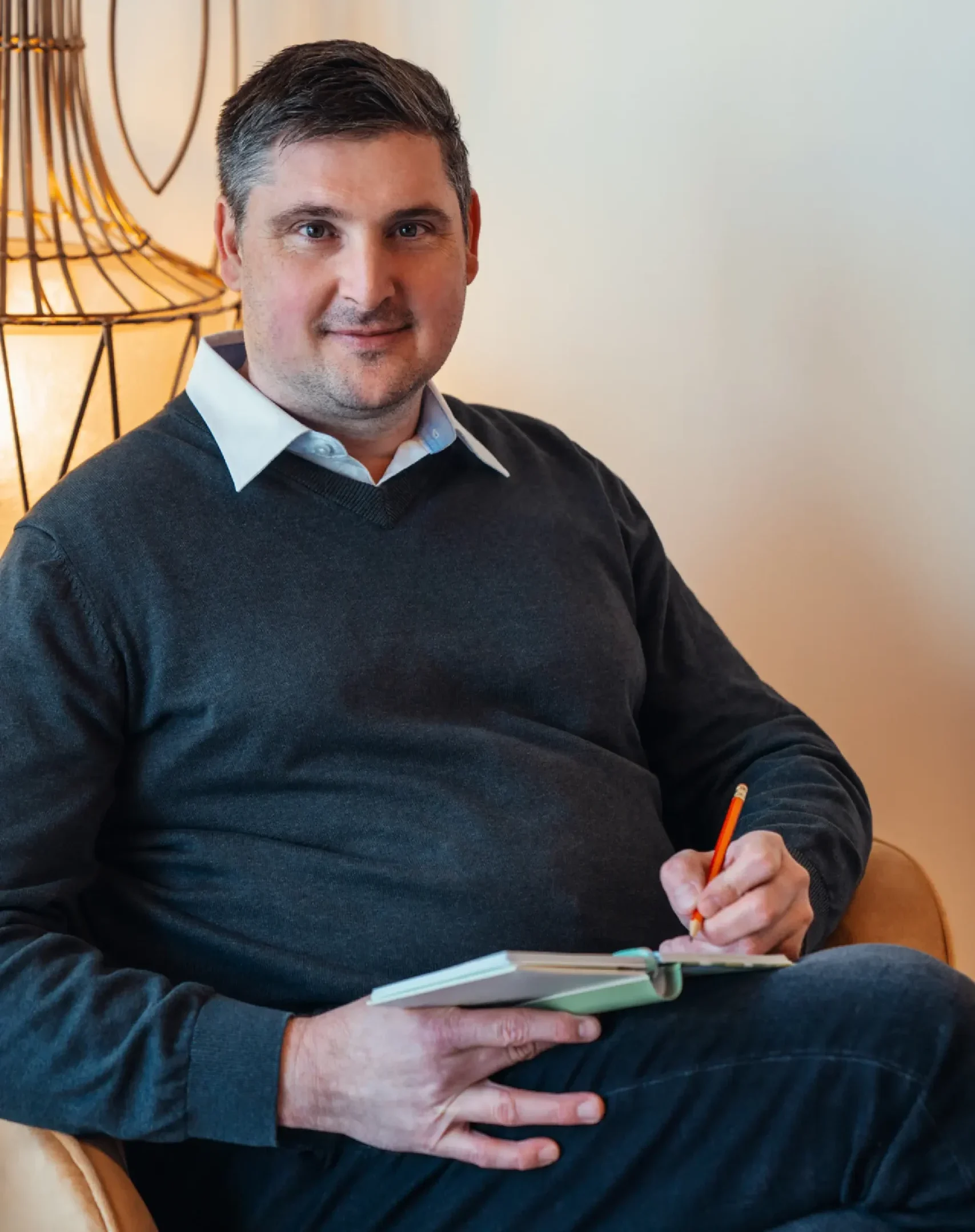 Lebens- & Sozialberater Alexander TETTINEK beim Notizen machen